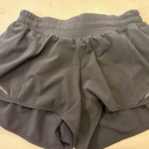 lululemon Hotty Hot Low-Rise Lined Short 2.5" women's size small in black